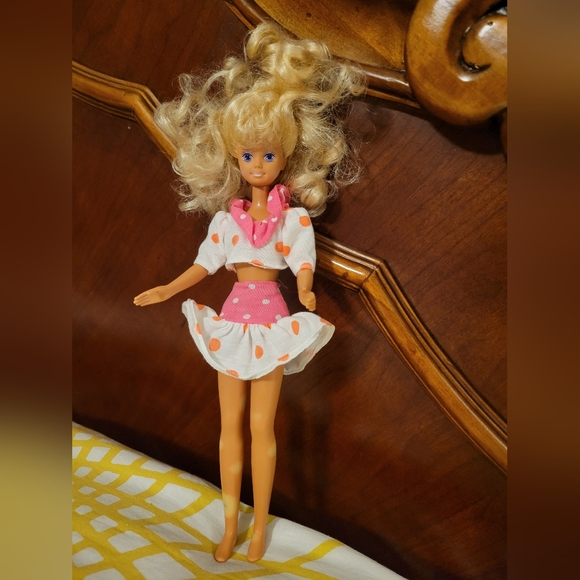 Barbie Other - Vintage 1980's Skipper Barbie! She is wearing "babysitter skipper" outfit!